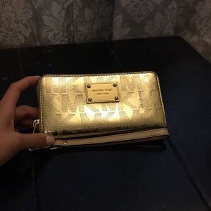 MICHAEL KORS Gold wristlet